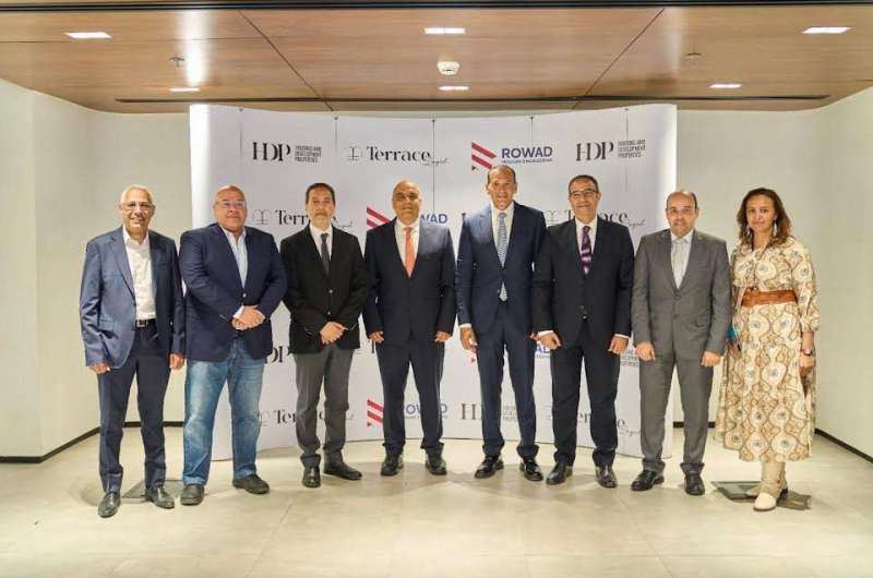 المهندس أمجد حسنين ومحمد محلب أثناء عملية التوقيع