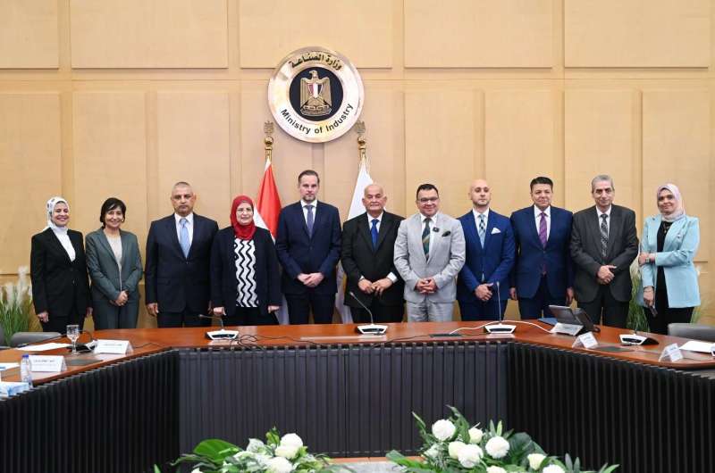 توقيع عقود مشروع انتاج الضفائر والكابلات الكهربائية