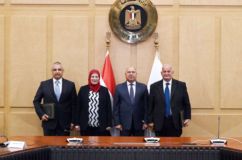 توقيع عقود مشروع انتاج الضفائر والكابلات الكهربائية