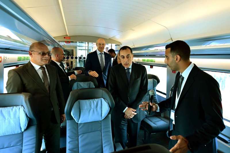 رئيس الوزراء أثناء تفقده لمجموعة من المركبات