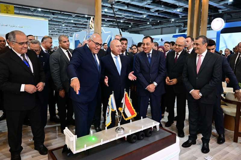 رئيس الوزراء أثناء جولته بالمعرض