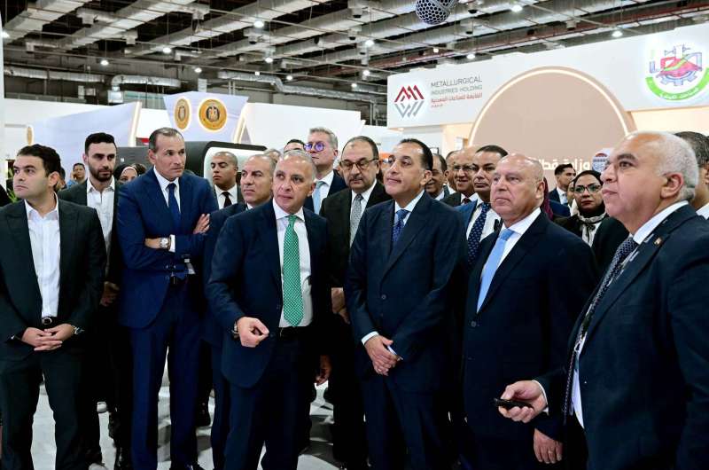 رئيس الوزراء أثناء جولته بالمعرض