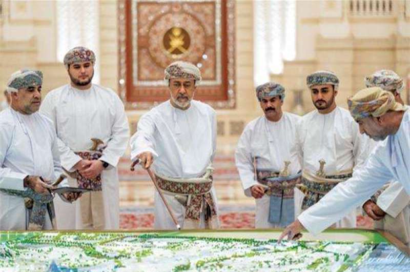 السلطان هيثم أثناء عرضه لمخطط المدينة