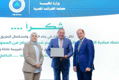 تكريم ميدار من وزير المالية