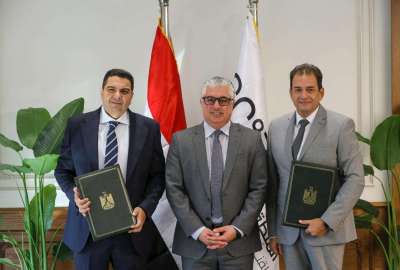 من مراسم توقيع العقود