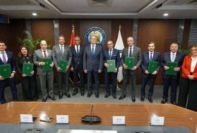 صورة تذكارية بعد توقيع العقود