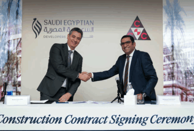 محمد الطاهر أثناء توقيع العقود