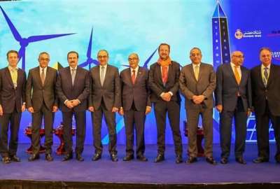 وزير قطاع الأعمال يتوسط مجموع من المستثمرين