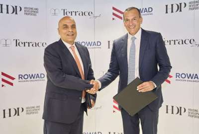 المهندس أمجد حسنين ومحمد محلب أثناء عملية التوقيع