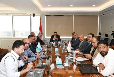 وزير الإسكان أثناء اجتماعه مع قيادات الهيئة والجهاز