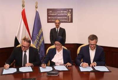 عمرو طلعت أثناء توقيع الاتفاقية