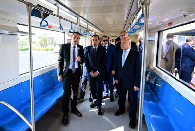 رئيس الوزراء أثناء تفقده لمجموعة من المركبات