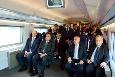 أثناء شارة البدء بالتشغيل التجريبي للقطار السريع