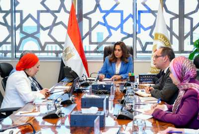 منال عوض خلال اجتماعها مع قيادات مركز التميز للدراسات البحثية و التطبيقية للتغيرات المناخية والتنمية المستدامة